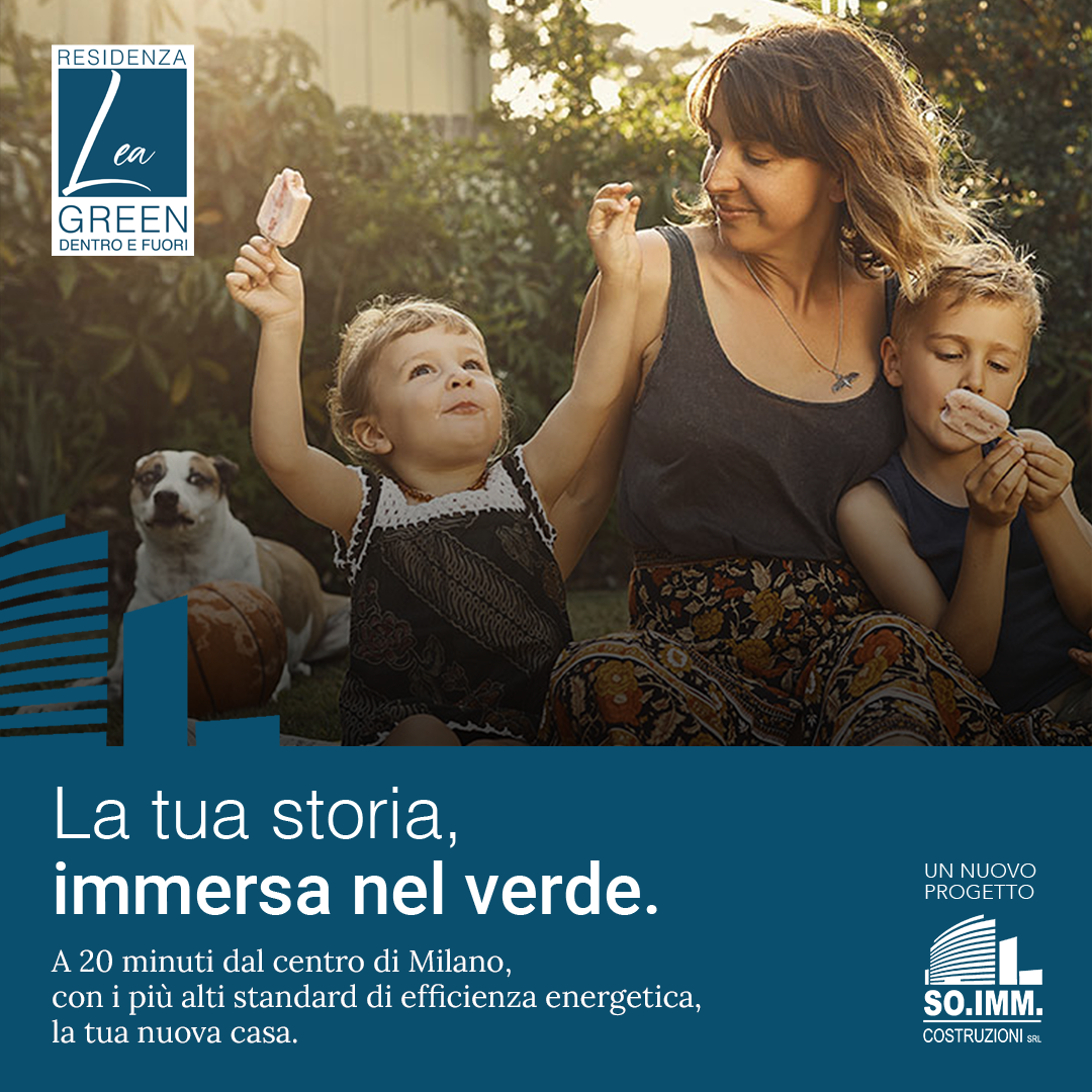 una donna tiene in braccio due bambini e dice
