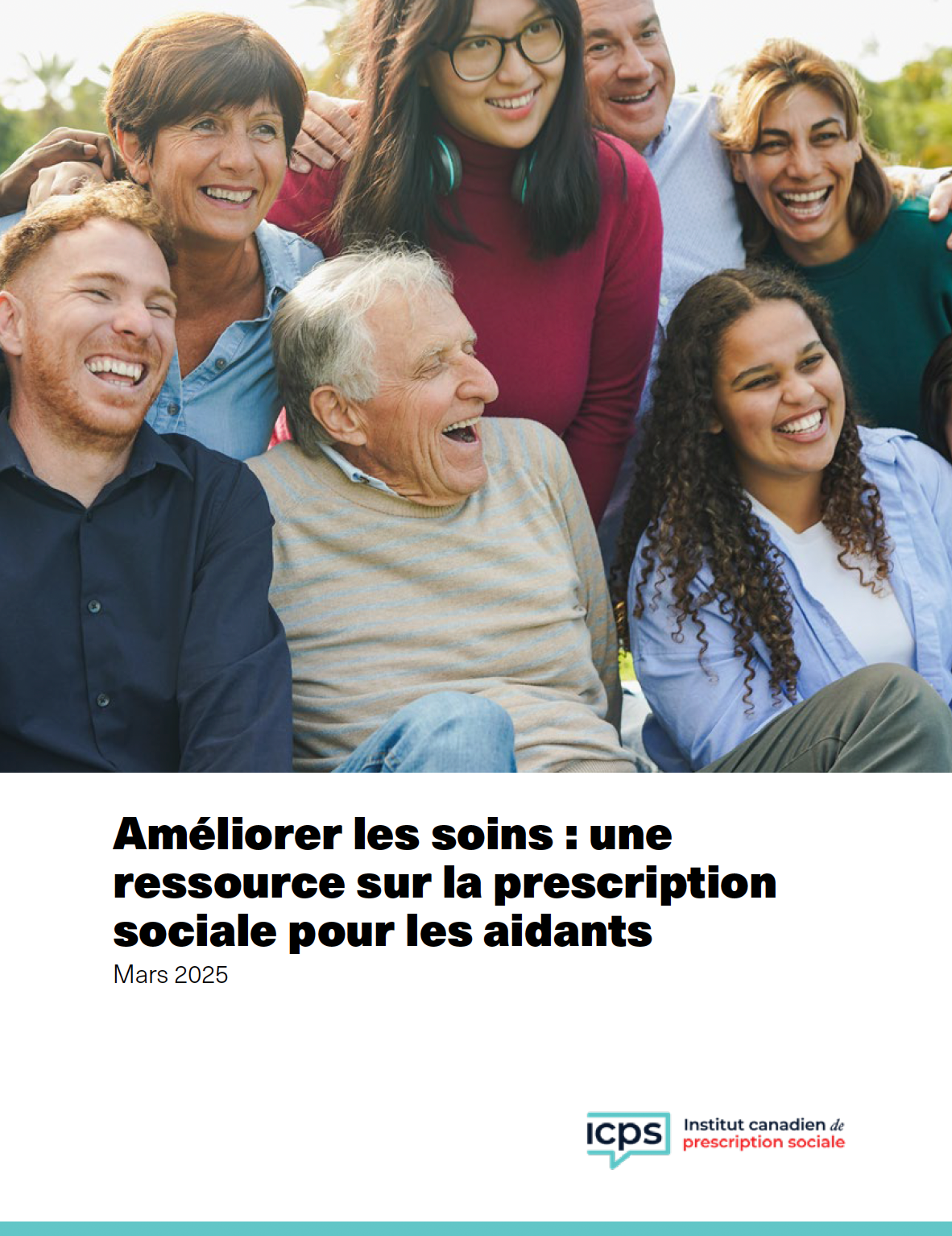 Un groupe de personnes sont assises les unes à côté des autres et sourient.