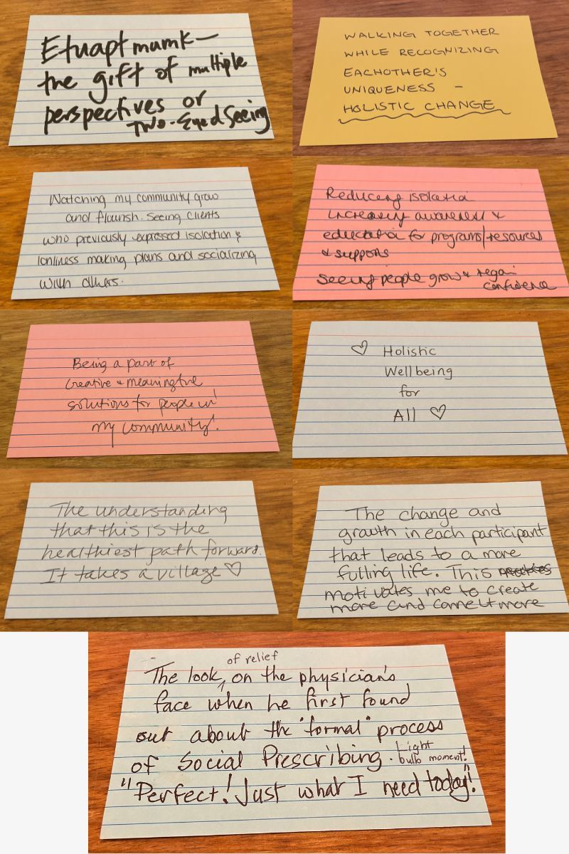Un tas de notes autocollantes sur une table, dont une sur laquelle est écrit « besoins éducatifs »