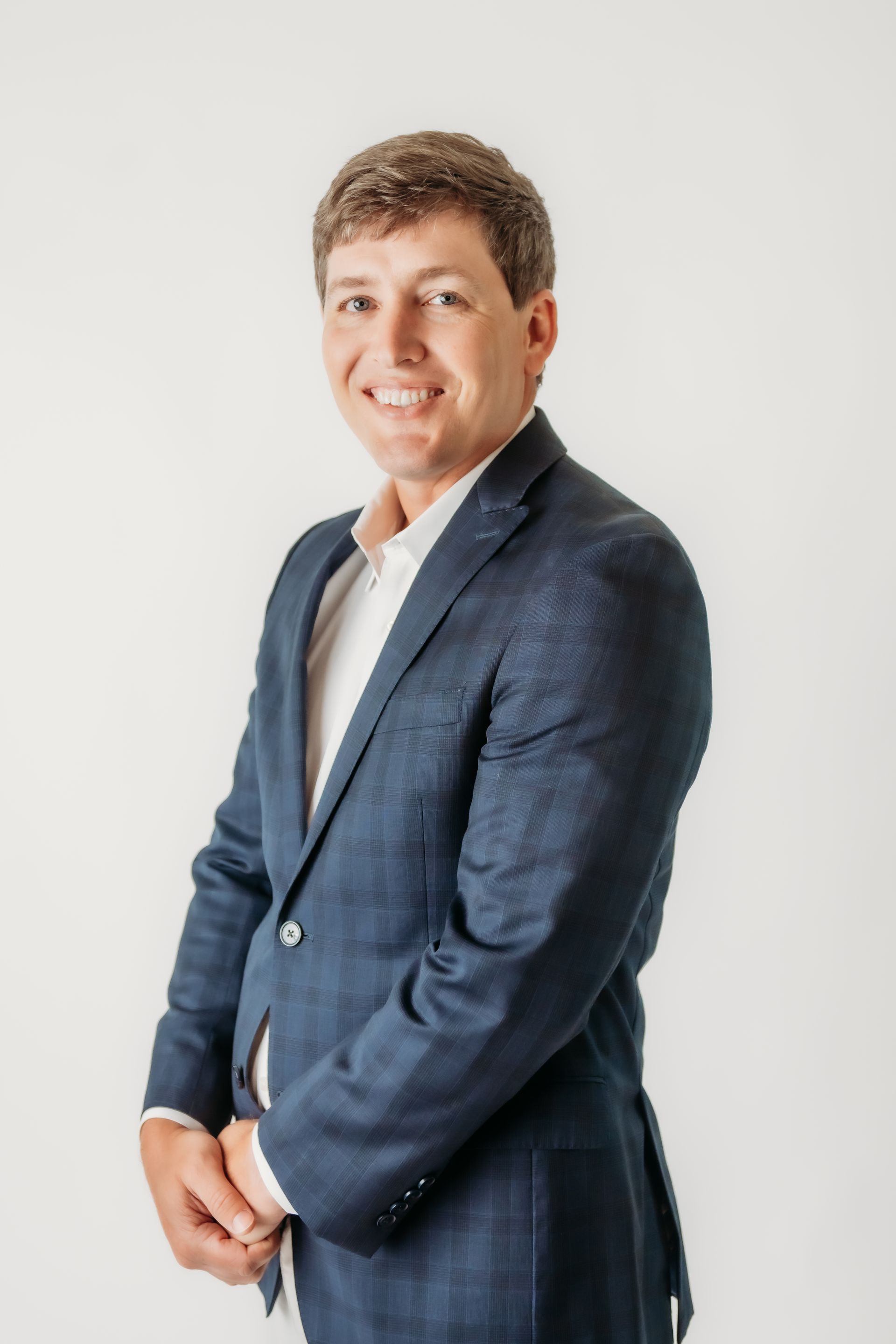 A professionally dressed man in a suit, Jeff, symbolizing employee benefits in Gulfport and affordable life insurance Mississippi.