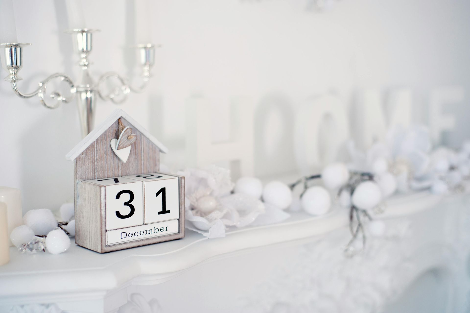 Clock on a white wall, showing the time as 5:50.