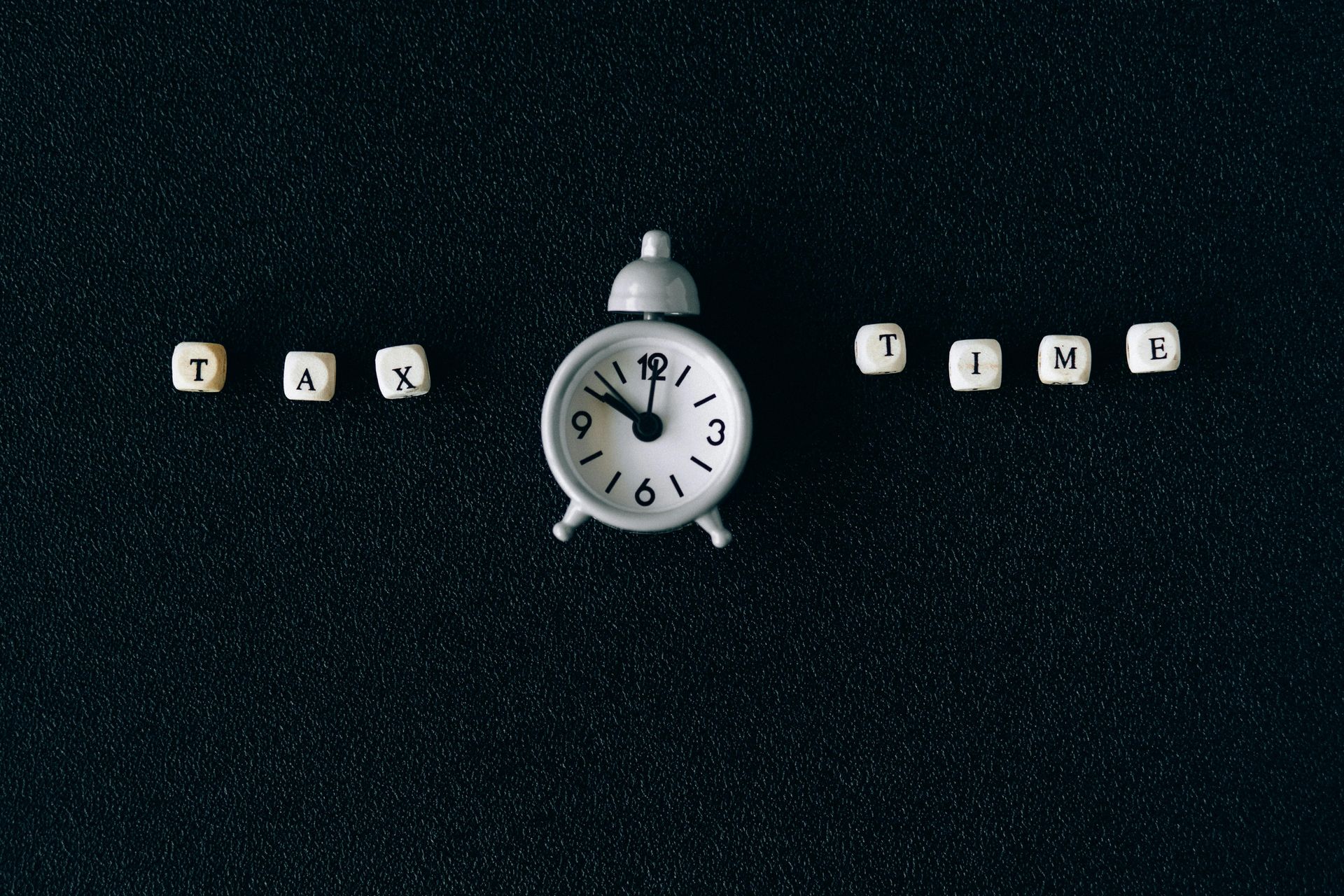 Clock on a white wall, showing the time as 5:50.