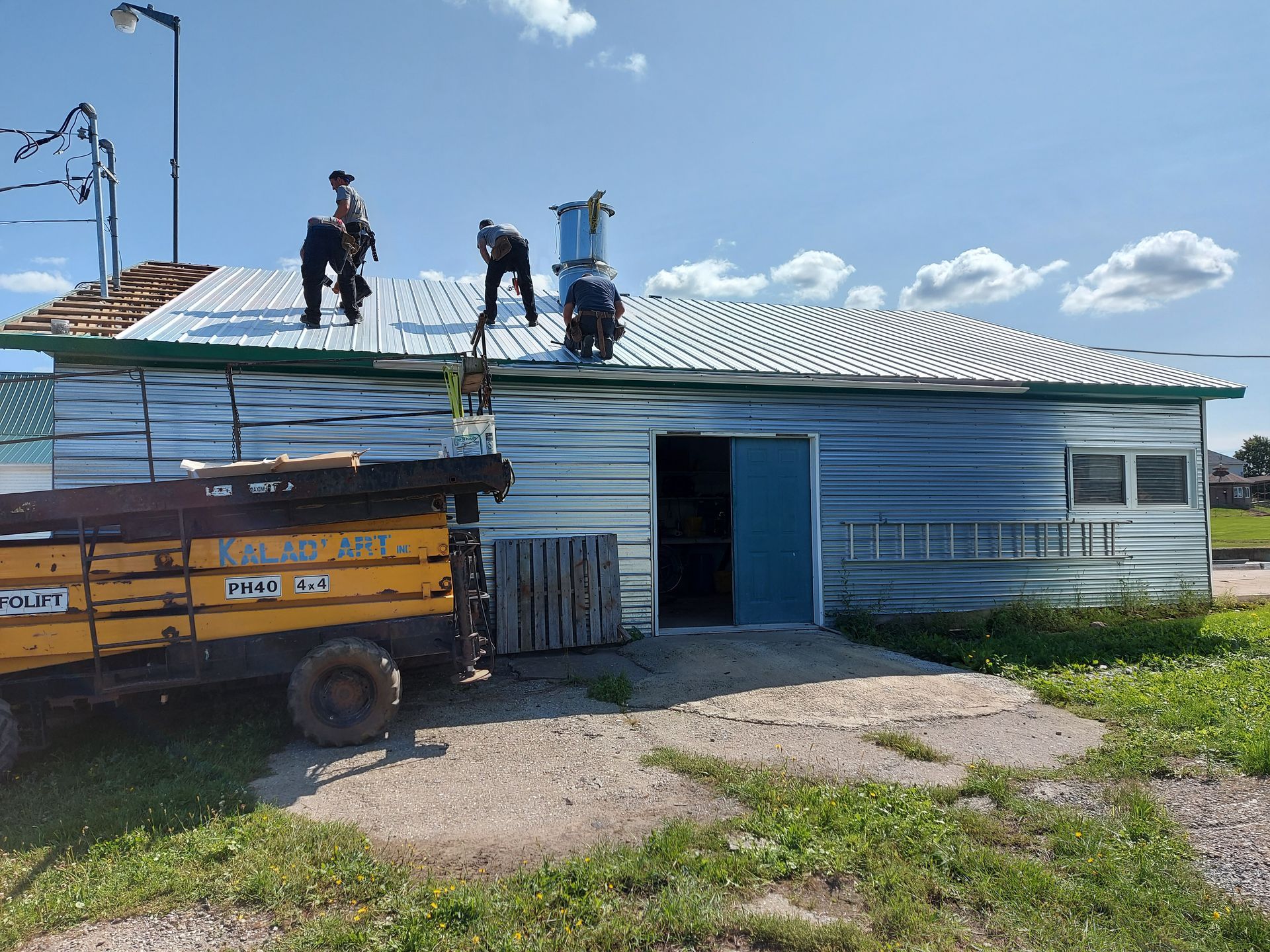 Un groupe de personnes travaille sur le toit d'un immeuble.