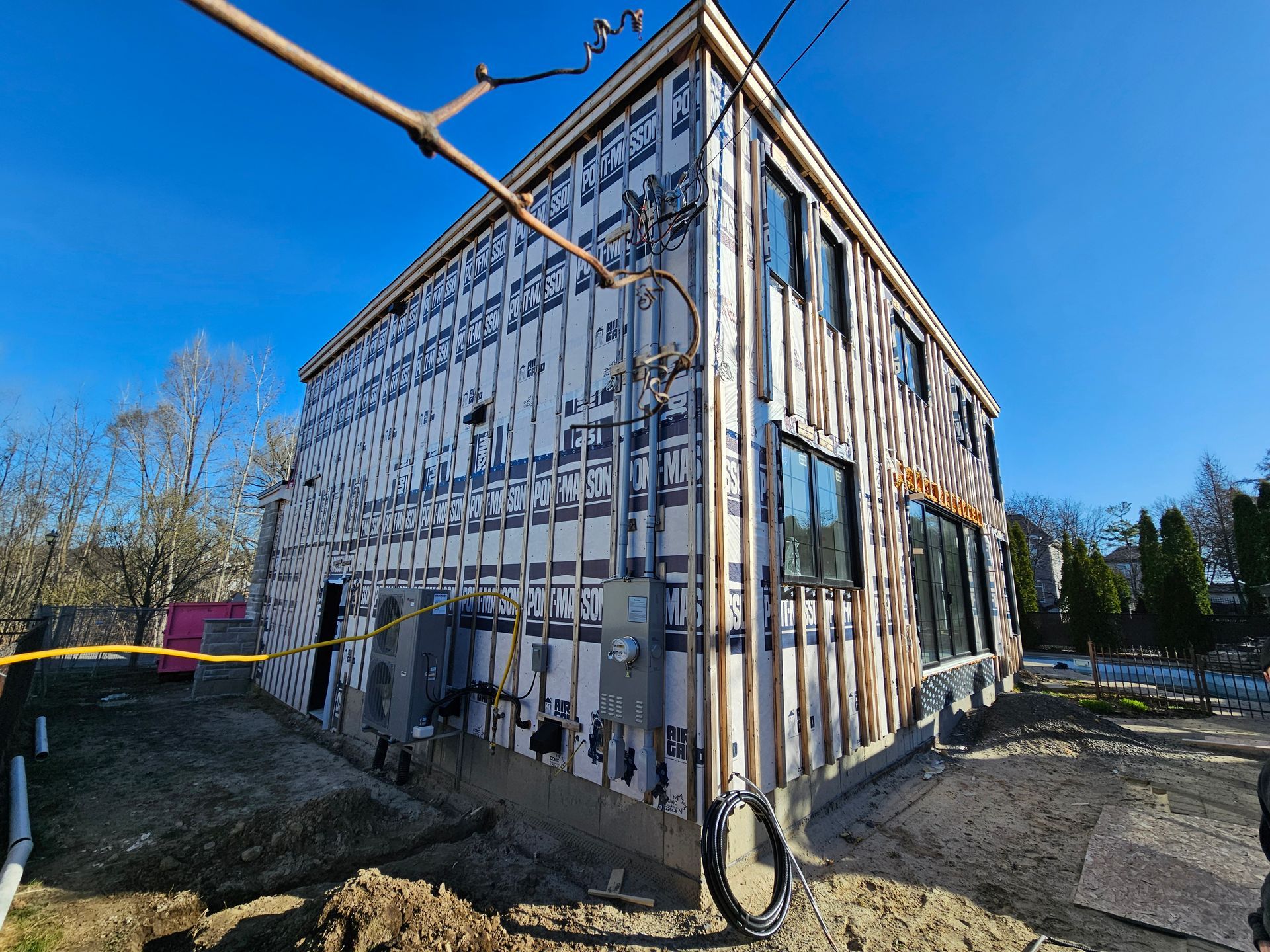Un bâtiment avec beaucoup de fenêtres est en construction.