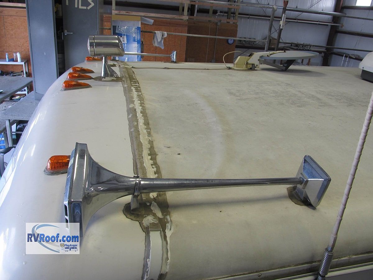A roof of a vehicle with a horn attached to it