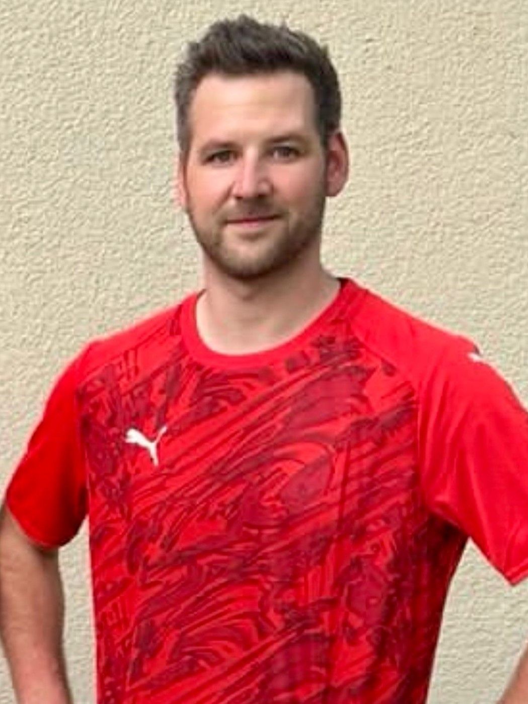 Die Silhouette eines Mannes ohne Gesicht auf weißem Hintergrund.