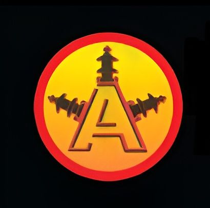Logotipo circular rojo con un centro amarillo anaranjado y una letra A negra estilizada con líneas eléctricas.