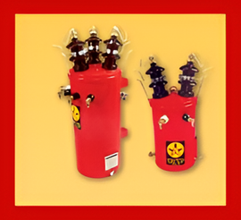 Dos hidrantes rojos sobre fondo amarillo, uno alto y otro bajo, con válvulas oscuras en la parte superior.