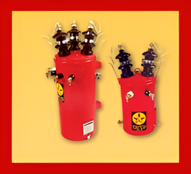 Dos hidrantes rojos sobre fondo amarillo, uno alto y otro bajo, con válvulas oscuras en la parte superior.