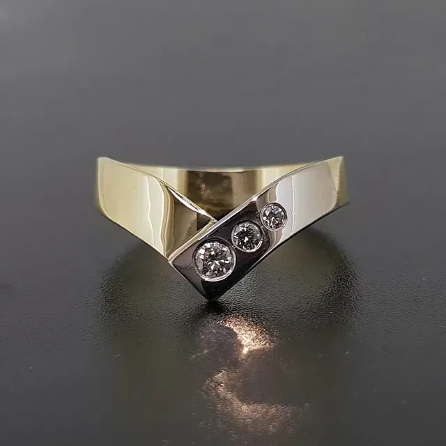 Gouden ring V-vorm met briljant handgemaakt  Goudsmid