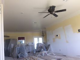 A ceiling fan is hanging from the ceiling of a living room.
