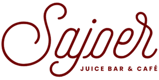 Logo voor Sajor Juice Bar & Café in een donkerrood schrijflettertype. De woorden 