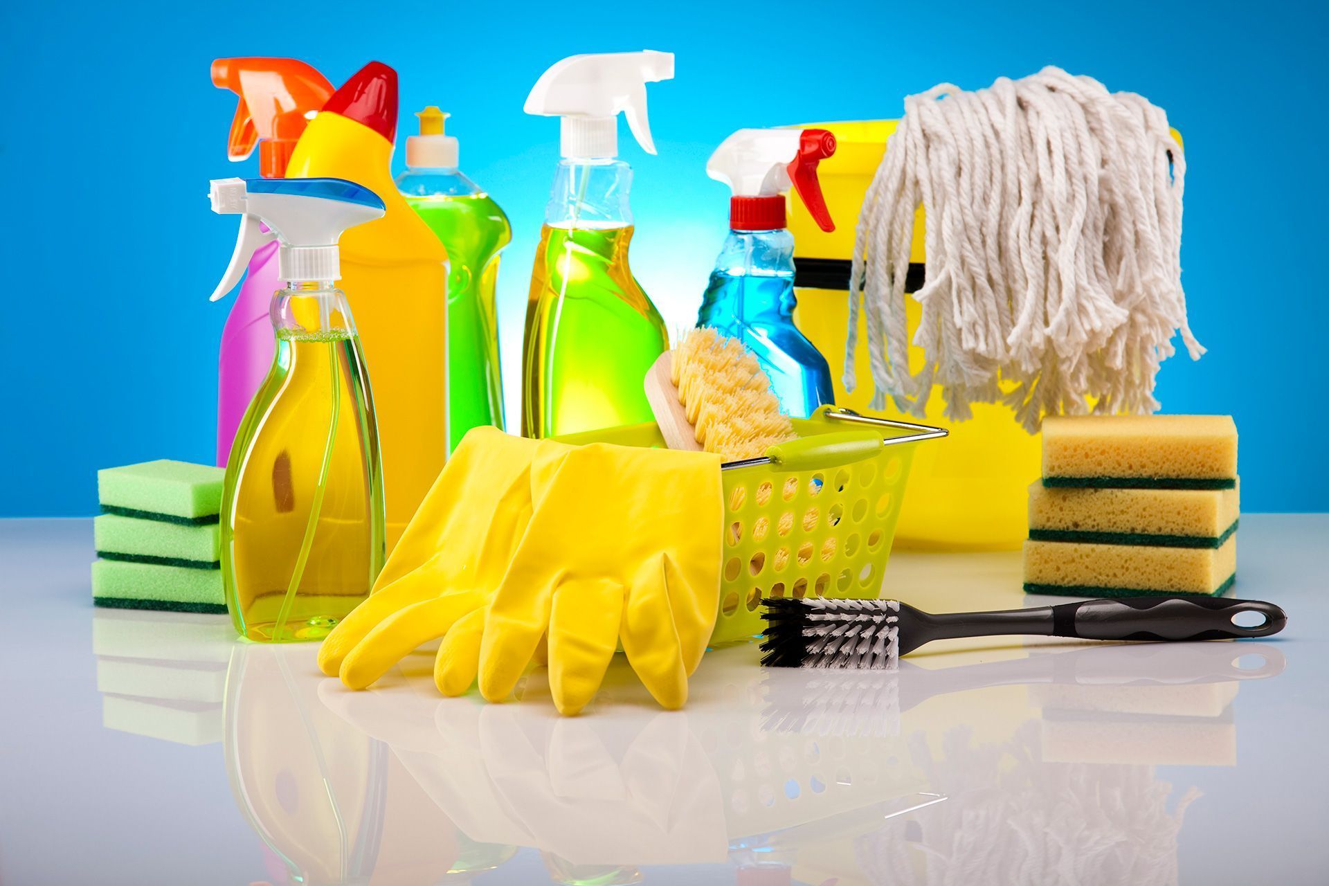 Colorida variedad de productos de limpieza