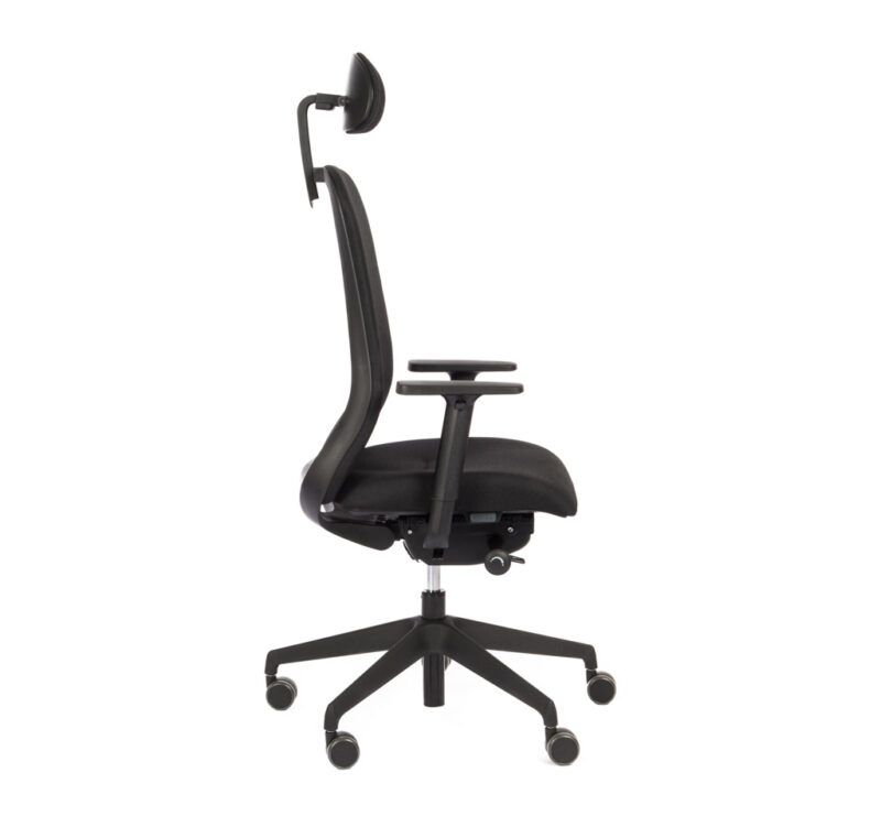 Svart ergonomisk kontorstol med nakkestøtte, armlener og femkryssfot med hjul.