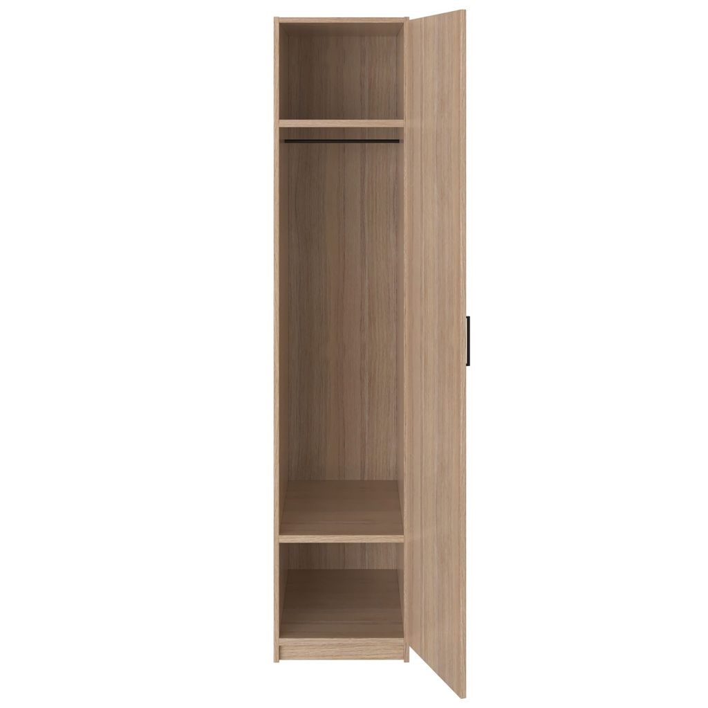 Garderobe i tre med åpen dør, som viser hylle og hengestang. Nøytral trestruktur.