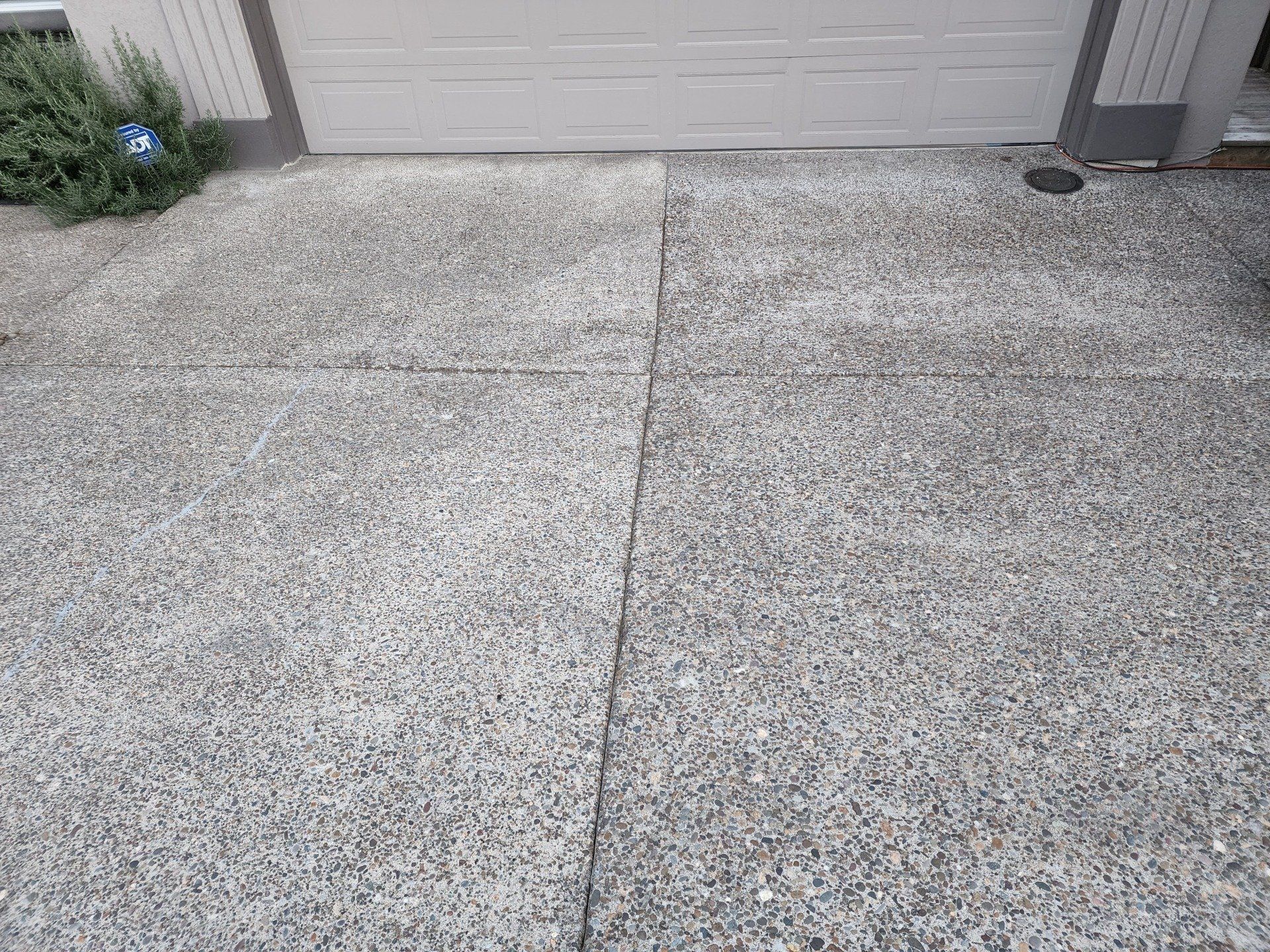Hot water pressure washing removing mold from a home's exterior in Tigard Oregn