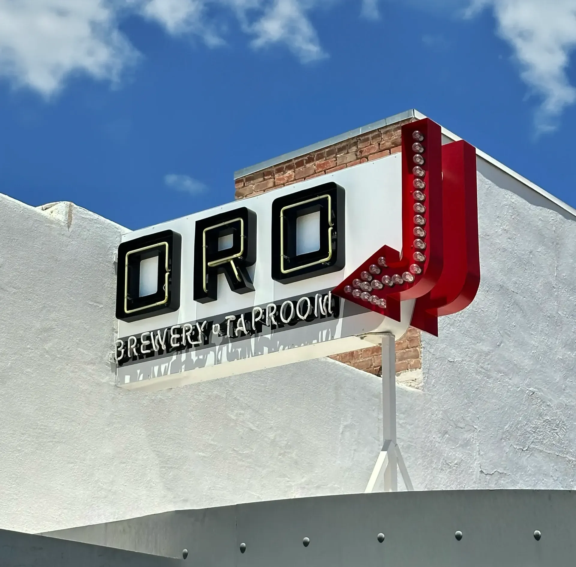 A sign on the side of a building that says oro