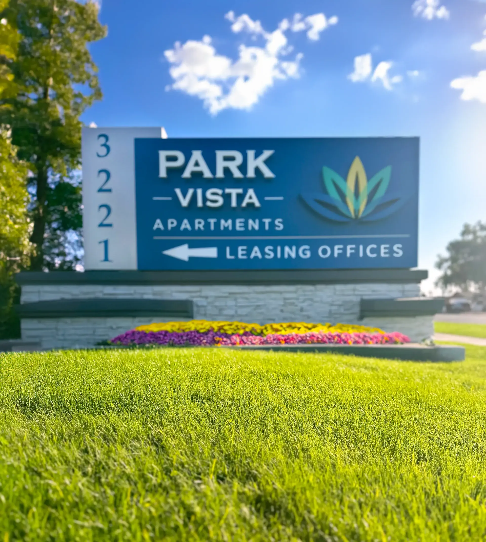 A sign for park vista apartments and leasing offices