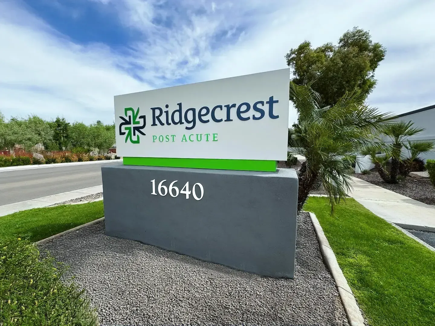 A sign that says ridgecrest on it