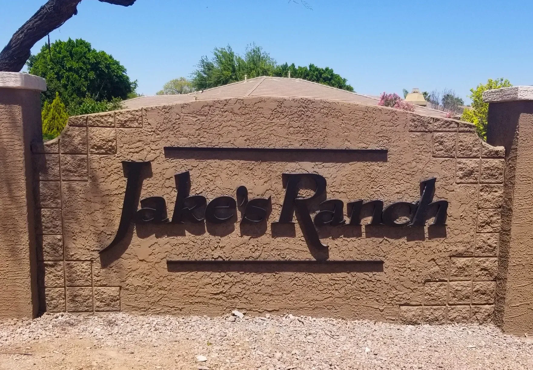 A sign that says jake 's ranch on it