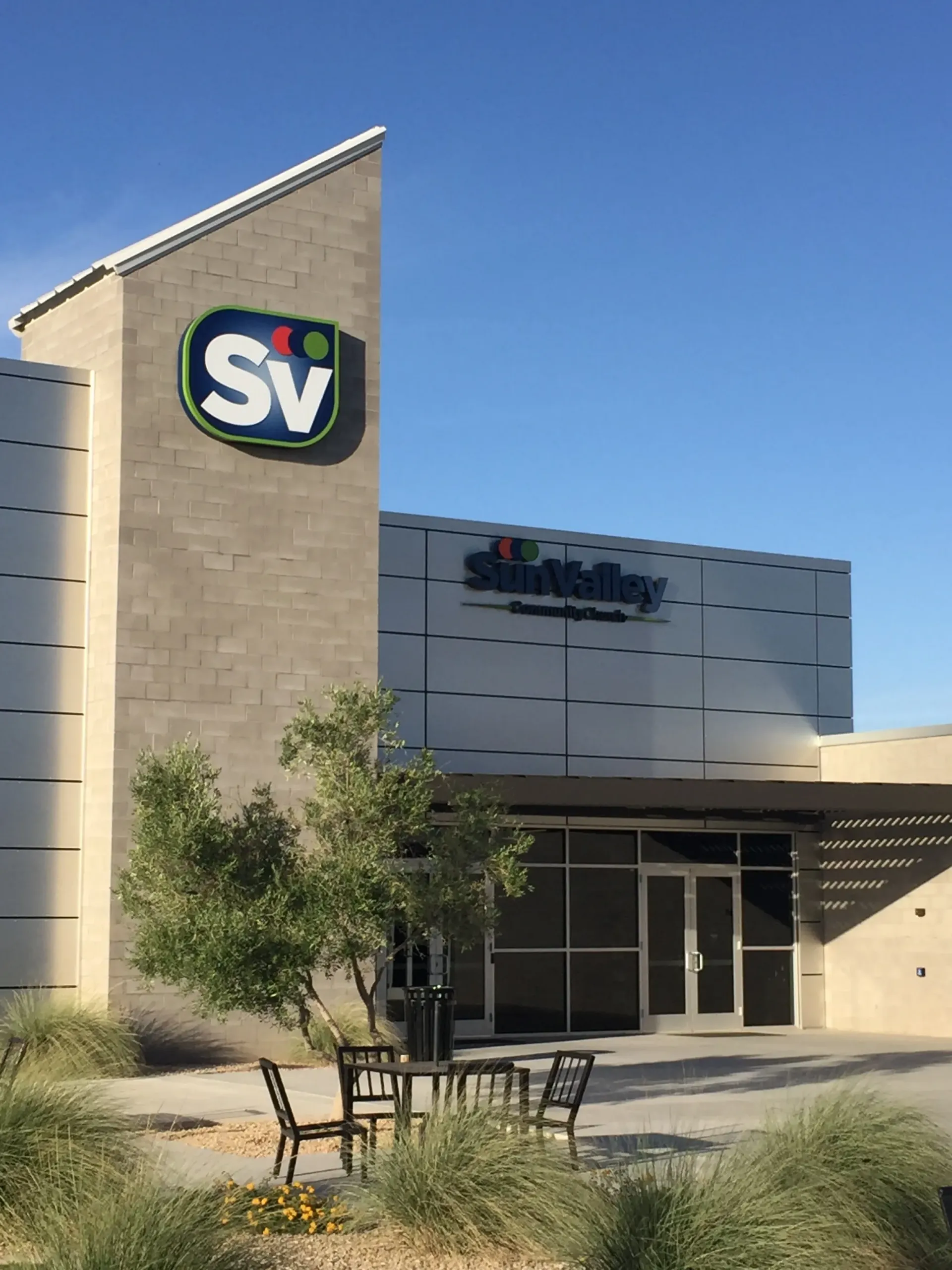 A large building with a sign that says sv on it.
