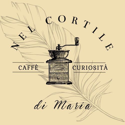 Logo per "Nel Cortile di Maria" raffigurante un macinacaff&egrave; vintage sopra una penna d'oca su sfondo beige.