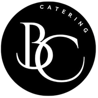 Logotipo de círculo negro con iniciales 