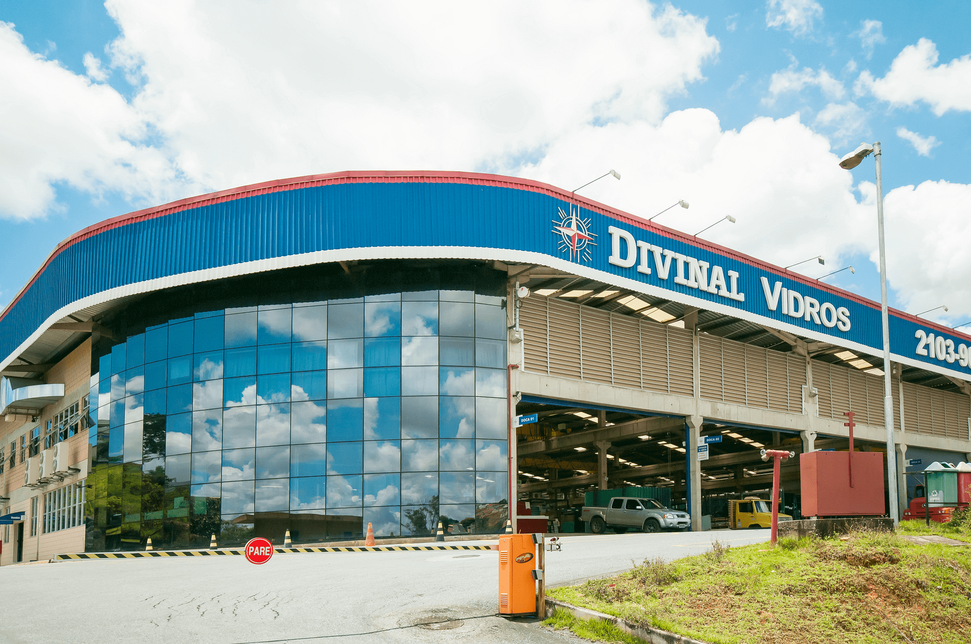 sede da divinal vidros, cliente da aceleradora de marketing digital corre mkt