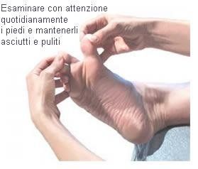 Una persona esamina il proprio piede con le mani.