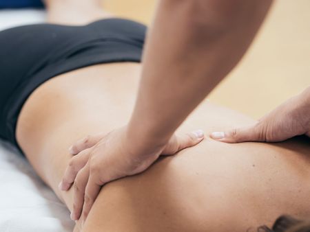 Una donna riceve un massaggio alla schiena.