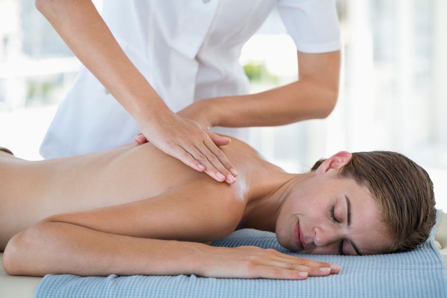 Una donna si sta facendo fare un massaggio alla schiena in una spa.