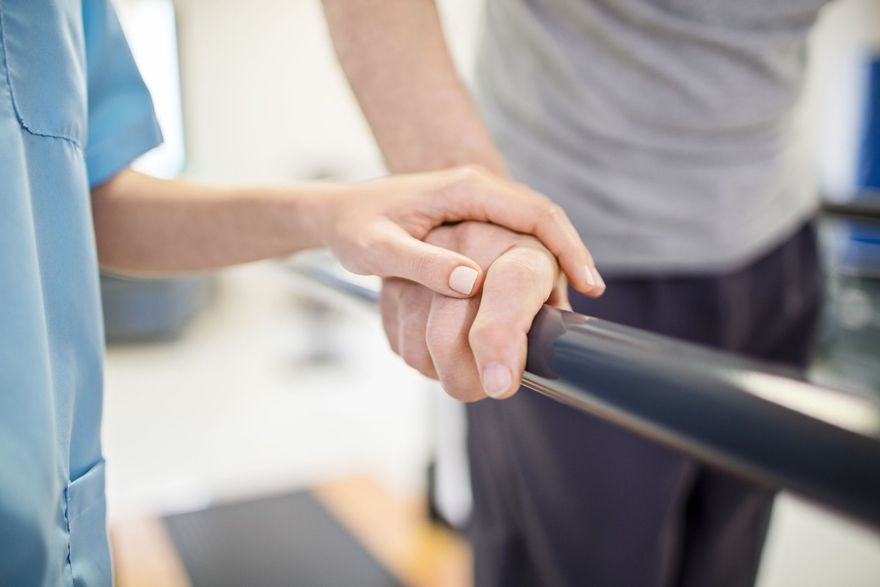Una persona tiene la mano di un'altra persona mentre cammina su un tapis roulant.