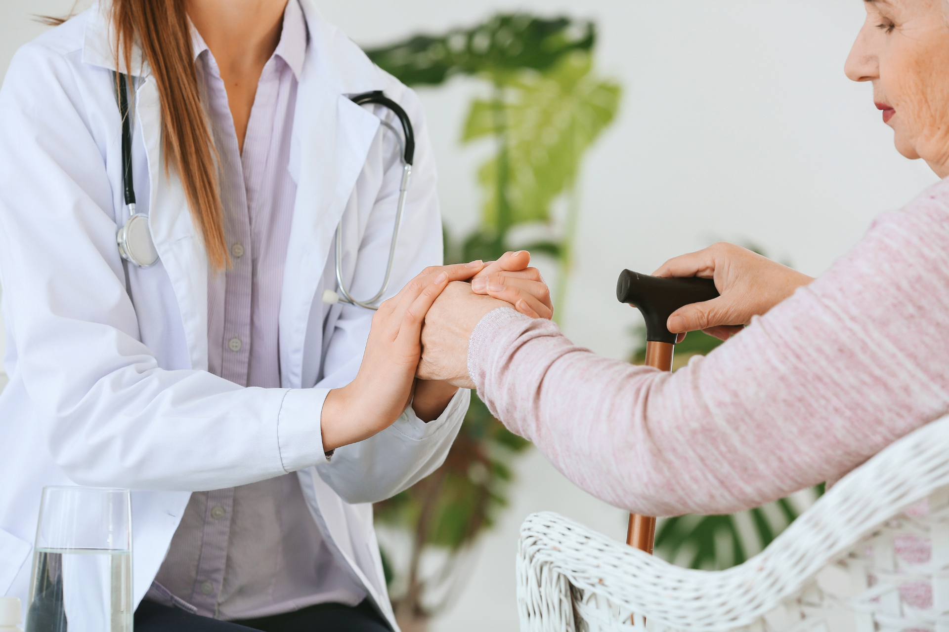 Allmed LA’s doctor educates their patient about pain management for arthritis and mental health support.