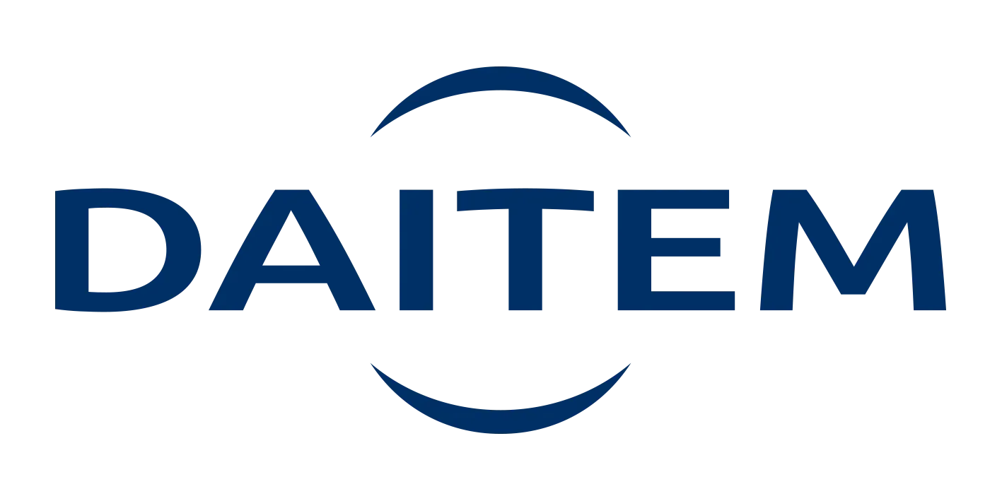 Logo DAITEM con testo blu scuro e cerchio parziale sopra e sotto.