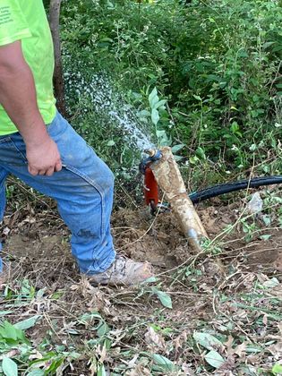 We connected the swivel HDPE pipe and trace wire. A DVUC team member then tested the water jets before pullback.