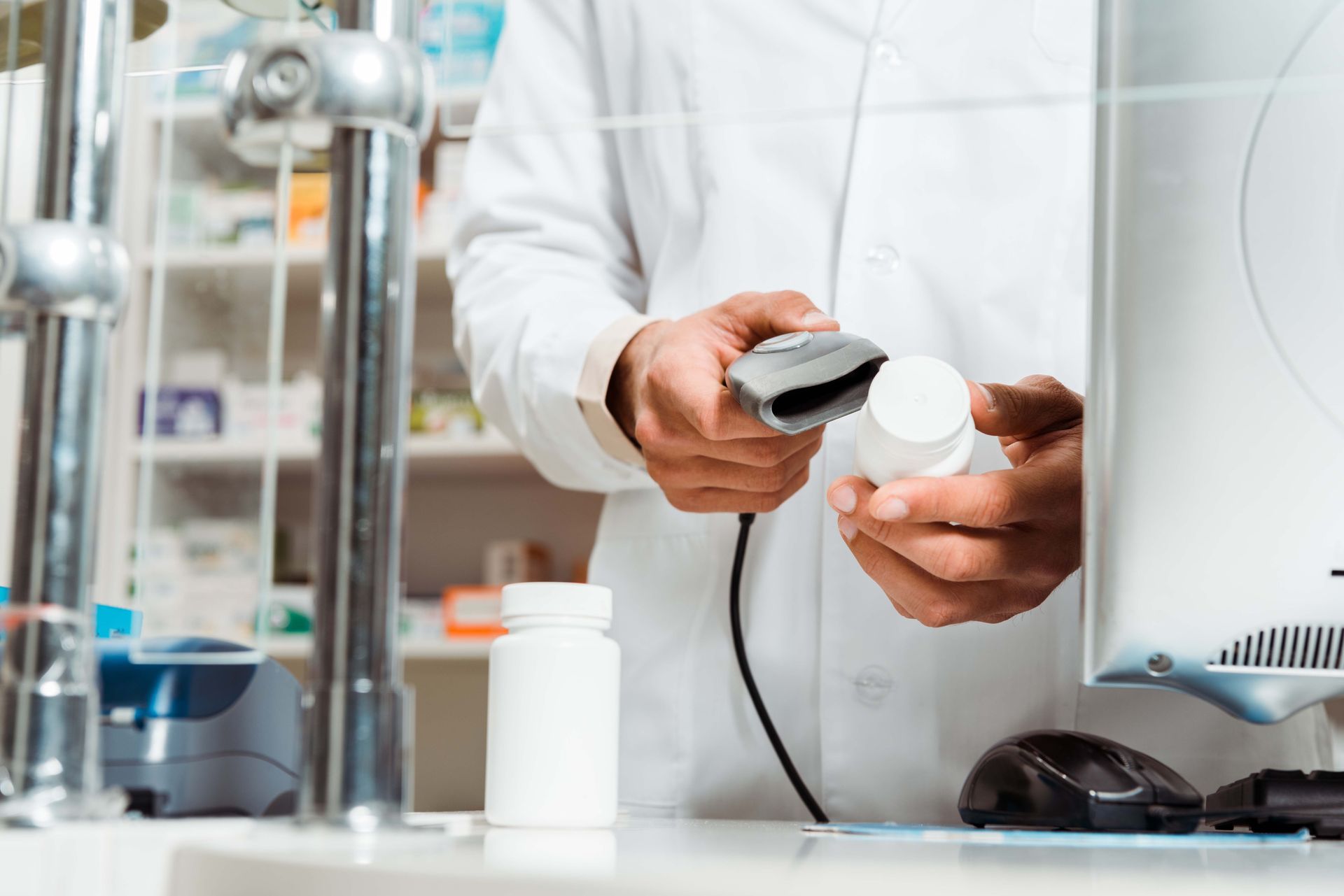 Farmacista scansiona una confezione di medicinali