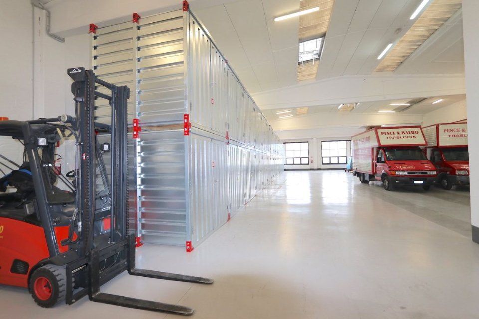 Due file di container