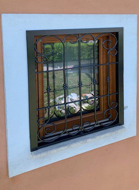 Finestra con inferiate