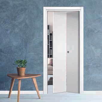 Una casa con una porta scorrevole in vetro e una persiana nera alla finestra.