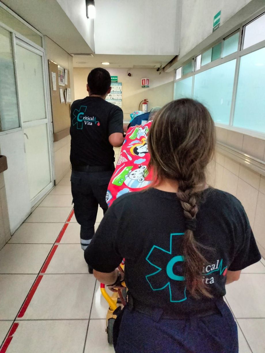 Paramédicos brindando atención dentro de una ambulancia