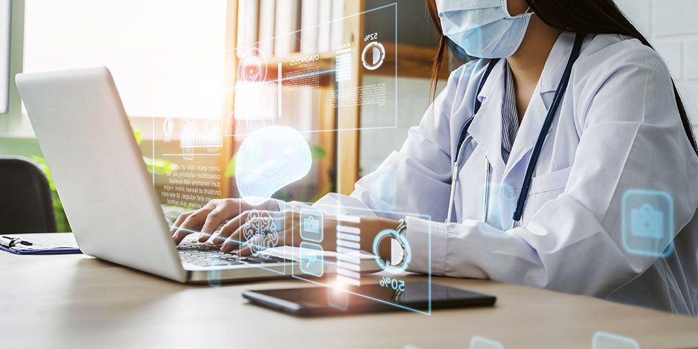 doctora revisando información en computadora