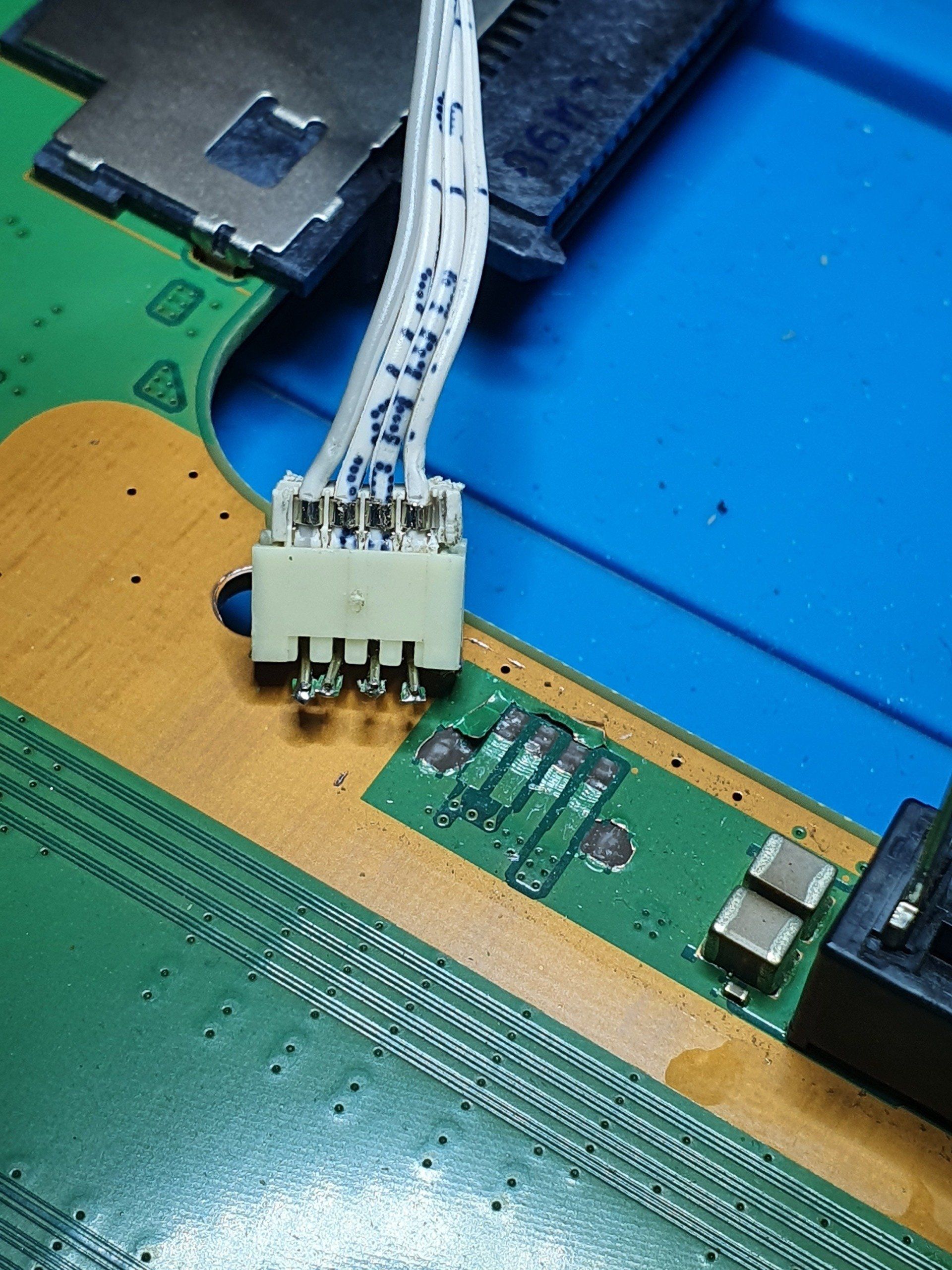 Een close-up van een moederbord met een daaraan bevestigde kabel