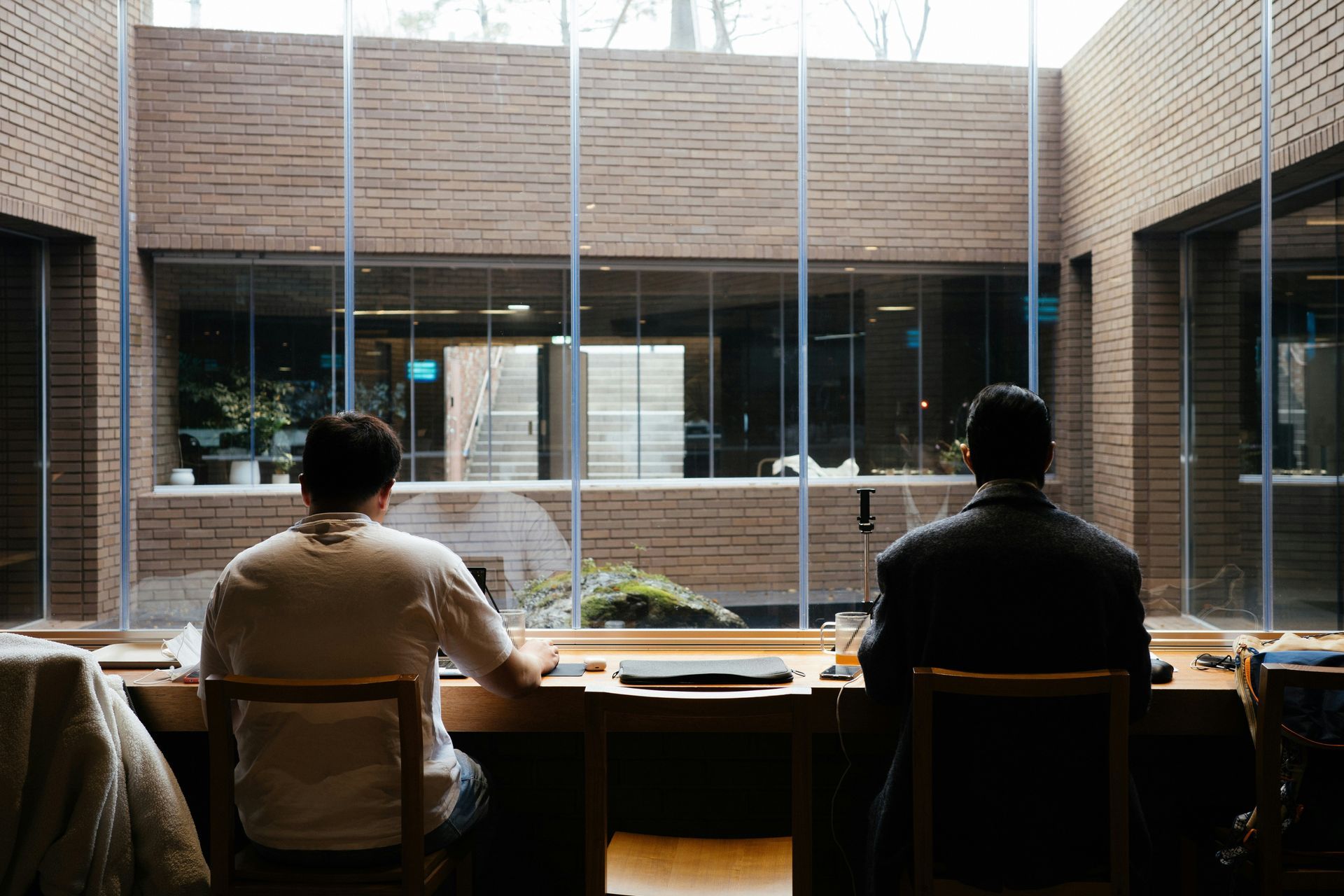 brisbane legal recruitment private practice two team members at desk