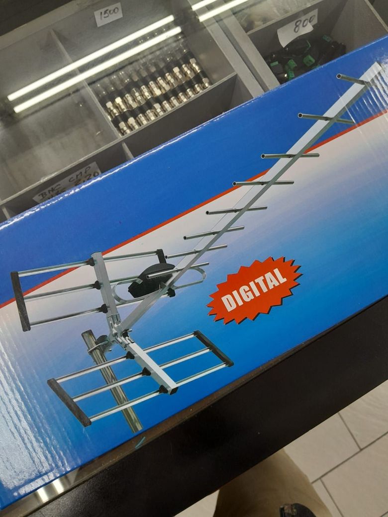Caja azul con un modelo digital de avión y una etiqueta naranja que dice 