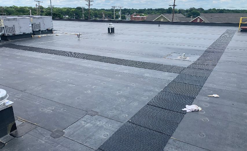 Commercial flat roofing system with EPDM membrane