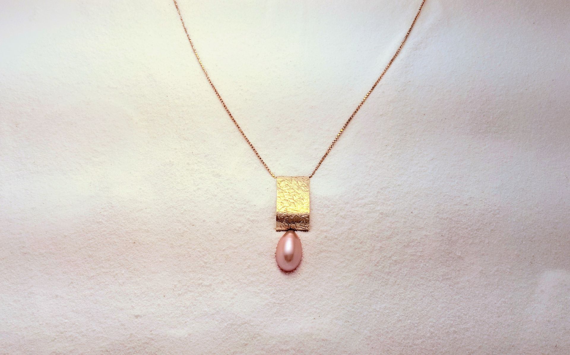 Hanger van 24 kt goud met parel - YK Art