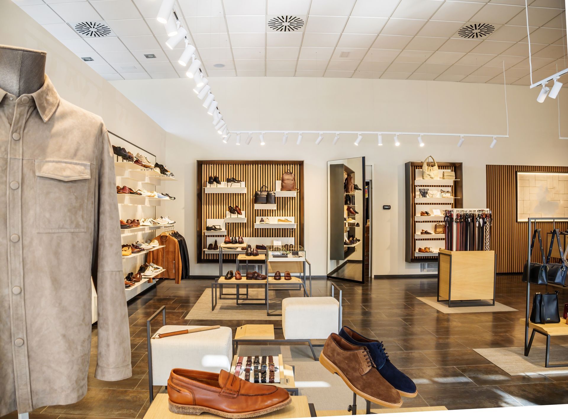 Un magasin rempli de beaucoup de chaussures et de vêtements.