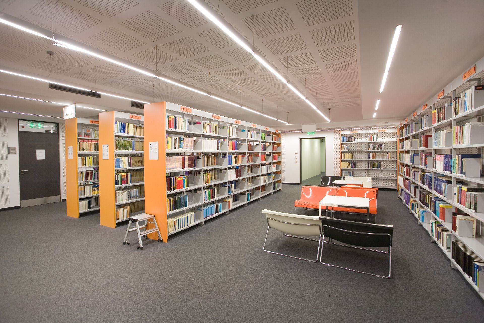 Une bibliothèque avec beaucoup de livres sur les étagères