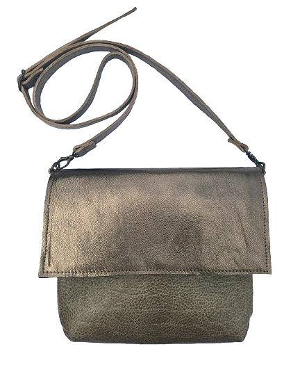 Een crossbodytas van metallic bronskleurig leer met een omgeslagen klep en een verstelbare schouderband, afgebeeld op een witte achtergrond.