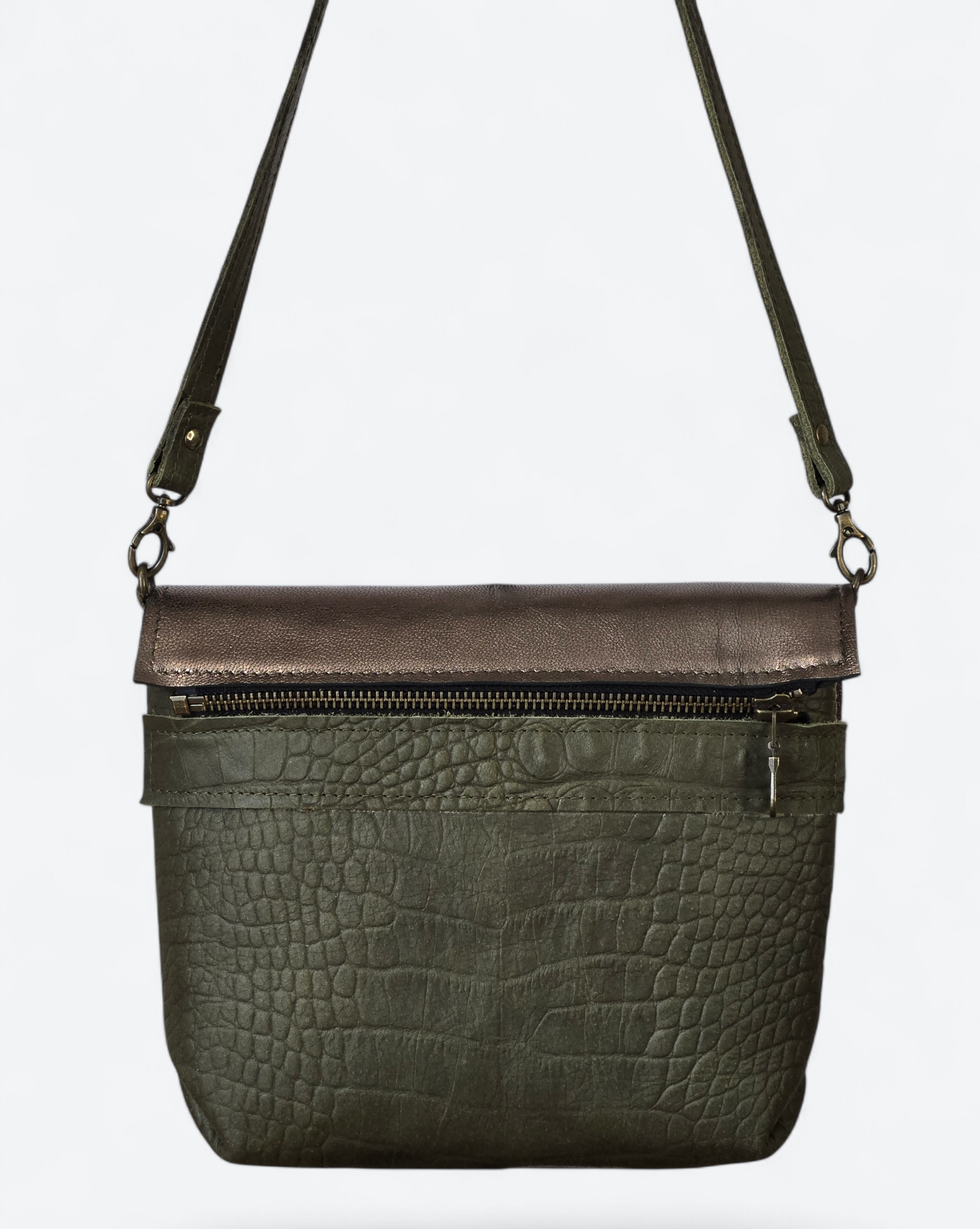 Een donkergroene crossbodytas met een gestructureerd krokodillenleerpatroon en een metallic bronzen overslagklep.